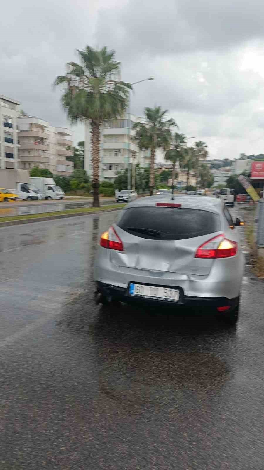 Yağışlı Hava Rampada Kazaya Neden Oldu: 3 Araç Birbirine Girdi, 1 Yaralı