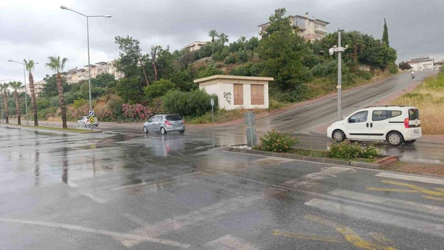 Yağışlı Hava Rampada Kazaya Neden Oldu: 3 Araç Birbirine Girdi, 1 Yaralı