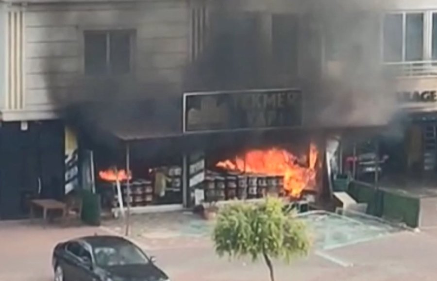 Mersin’de Korkutan Yangın: Patlama Sesleri İle Alevler Yükseldi