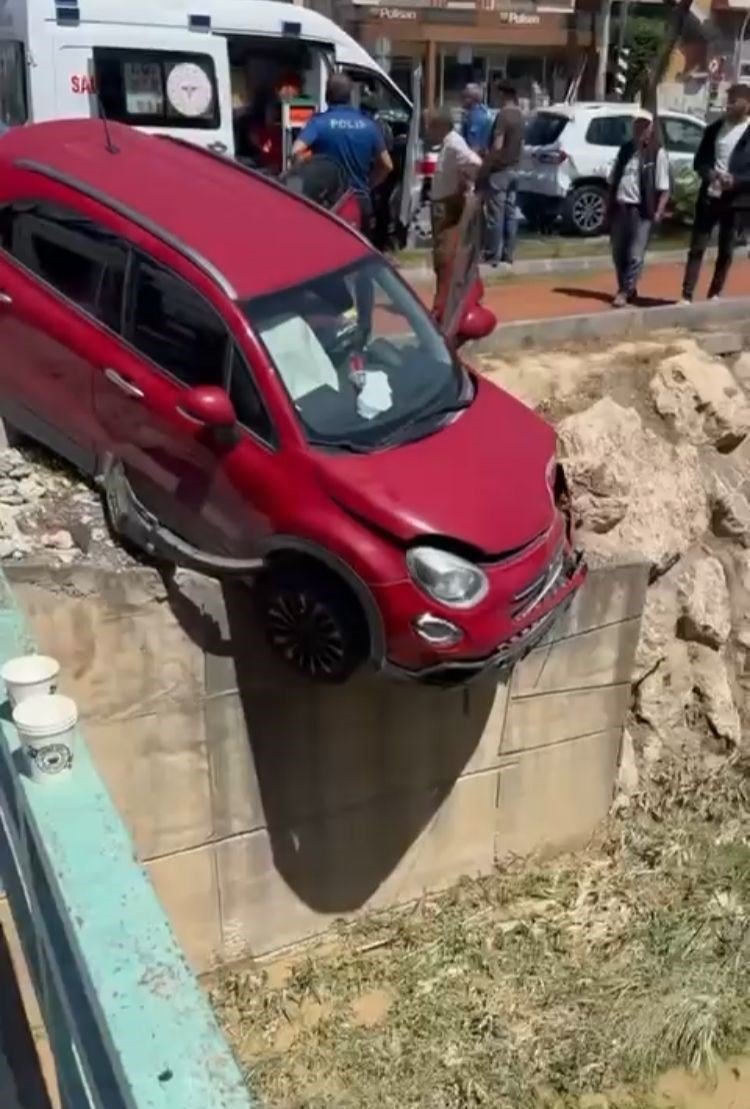 Çarpışan Araçlardan Biri Kanal Kenarında Askıda Kaldı: 3 Yaralı