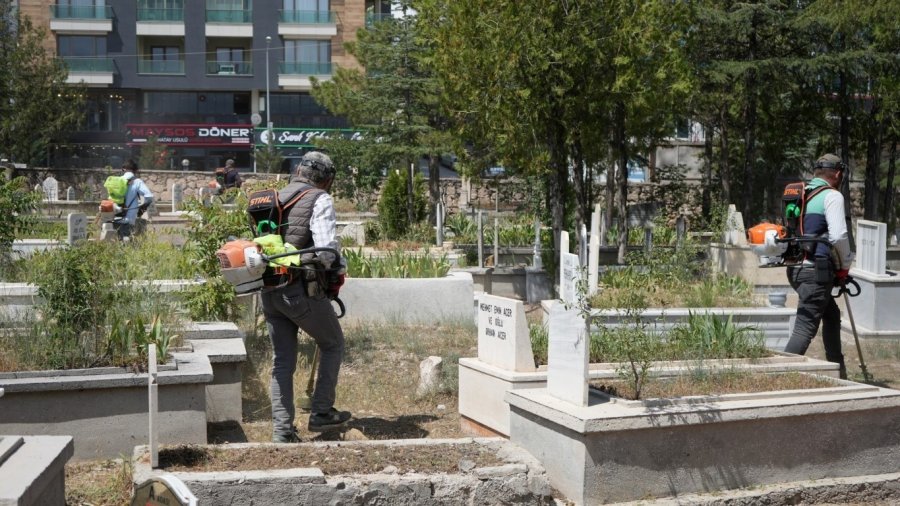 Niğde Belediyesi’nden Bayram Öncesi Mezarlık Temizliği Ve Bakımı