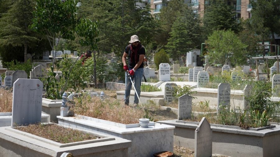 Niğde Belediyesi’nden Bayram Öncesi Mezarlık Temizliği Ve Bakımı