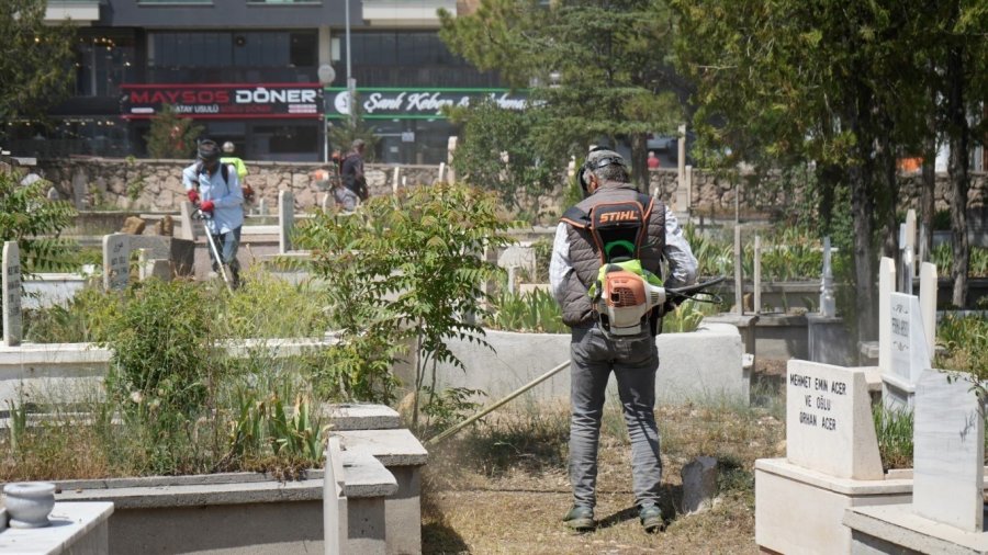 Niğde Belediyesi’nden Bayram Öncesi Mezarlık Temizliği Ve Bakımı