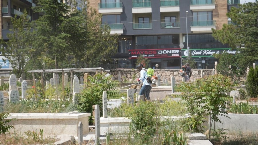 Niğde Belediyesi’nden Bayram Öncesi Mezarlık Temizliği Ve Bakımı