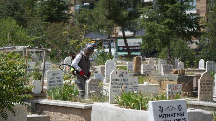 Niğde Belediyesi’nden Bayram Öncesi Mezarlık Temizliği Ve Bakımı