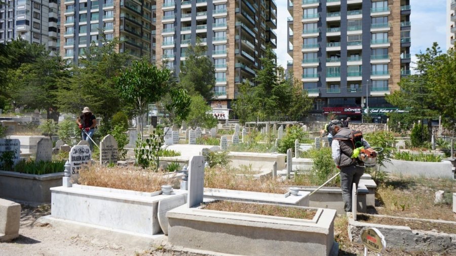 Niğde Belediyesi’nden Bayram Öncesi Mezarlık Temizliği Ve Bakımı