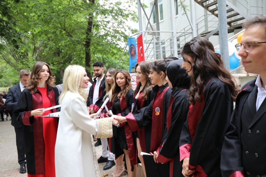 Aü Sağlık Hizmetleri Myo Öğrencileri Mezun Oldu