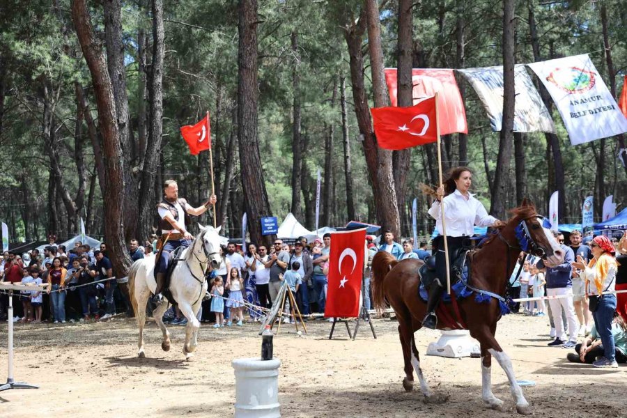 4. Uluslararası Yörük Türkmen Festivali’nde Genç Çifte Yörük Gelenekleriyle Kına Töreni