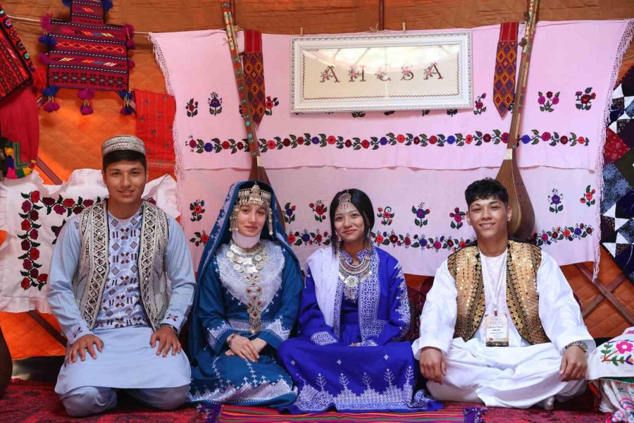 4. Uluslararası Yörük Türkmen Festivali’nde Genç Çifte Yörük Gelenekleriyle Kına Töreni