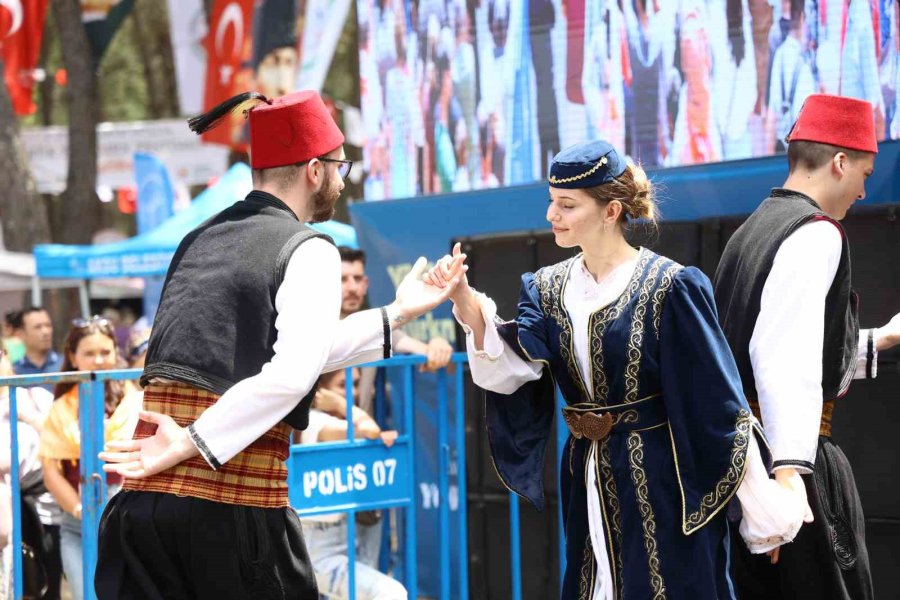 4. Uluslararası Yörük Türkmen Festivali’nde Genç Çifte Yörük Gelenekleriyle Kına Töreni