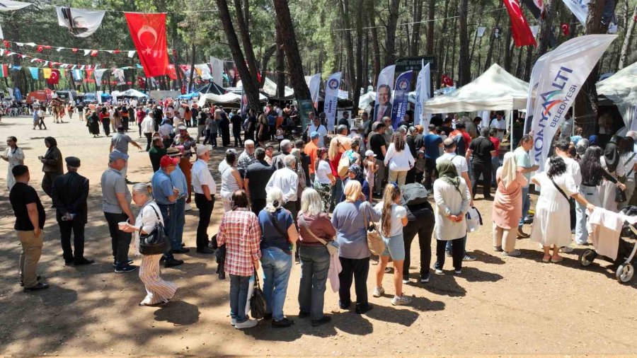 4. Uluslararası Yörük Türkmen Festivali’nde Genç Çifte Yörük Gelenekleriyle Kına Töreni