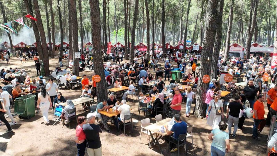 4. Uluslararası Yörük Türkmen Festivali’nde Genç Çifte Yörük Gelenekleriyle Kına Töreni