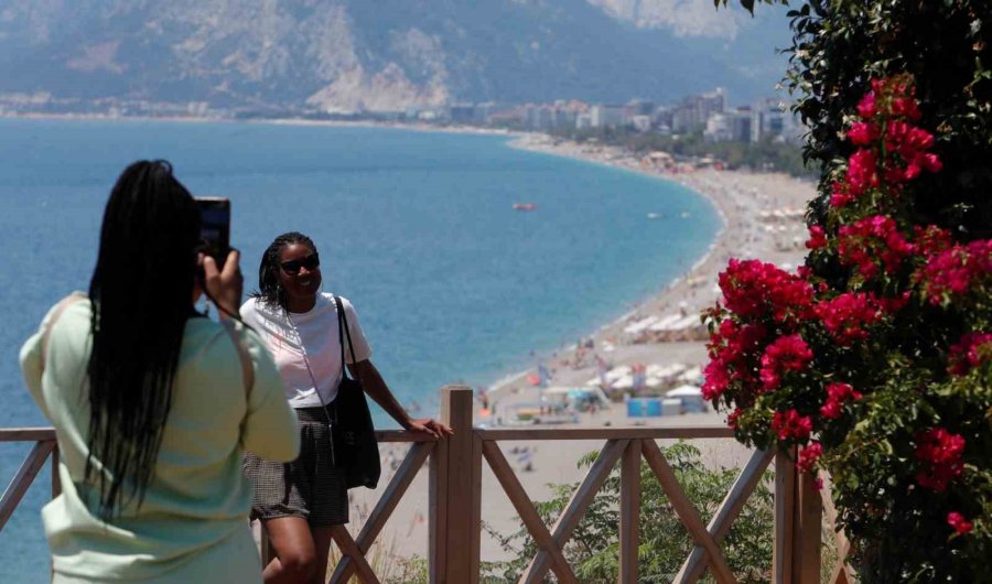 Güneşi Gören Antalyalılar Konyaaltı Sahili’ni Doldurdu