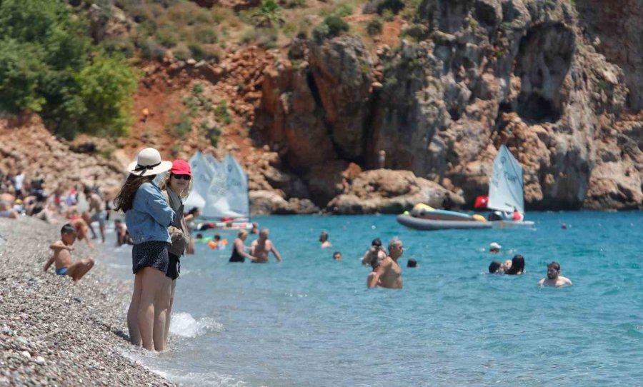 Güneşi Gören Antalyalılar Konyaaltı Sahili’ni Doldurdu
