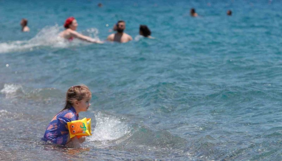 Güneşi Gören Antalyalılar Konyaaltı Sahili’ni Doldurdu