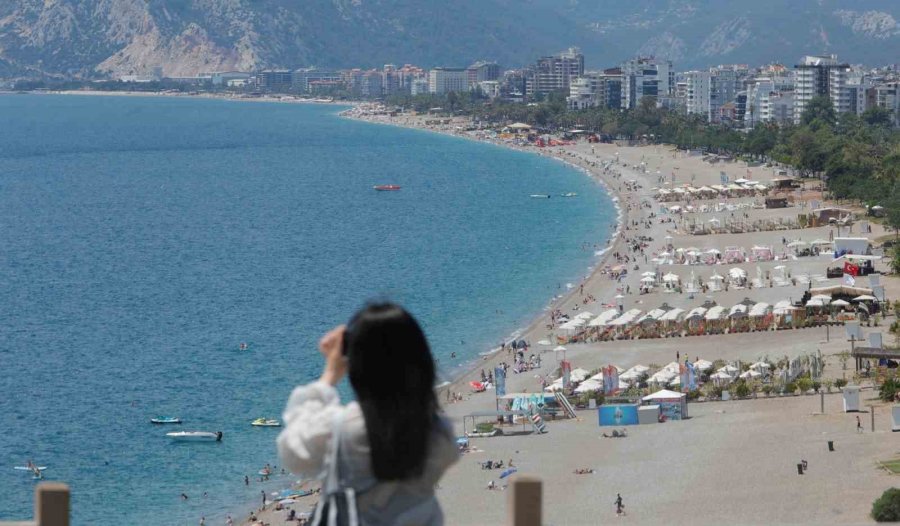 Güneşi Gören Antalyalılar Konyaaltı Sahili’ni Doldurdu