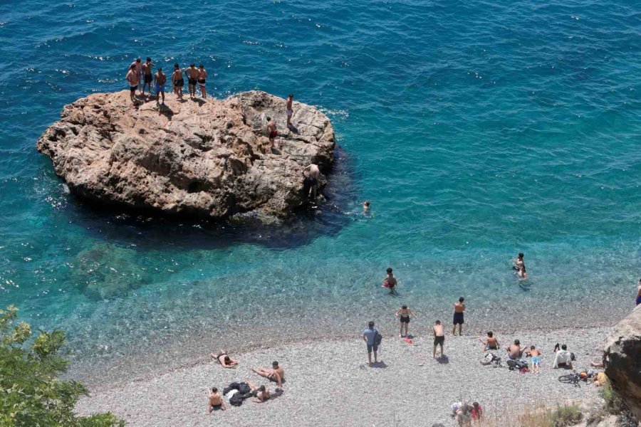 Güneşi Gören Antalyalılar Konyaaltı Sahili’ni Doldurdu