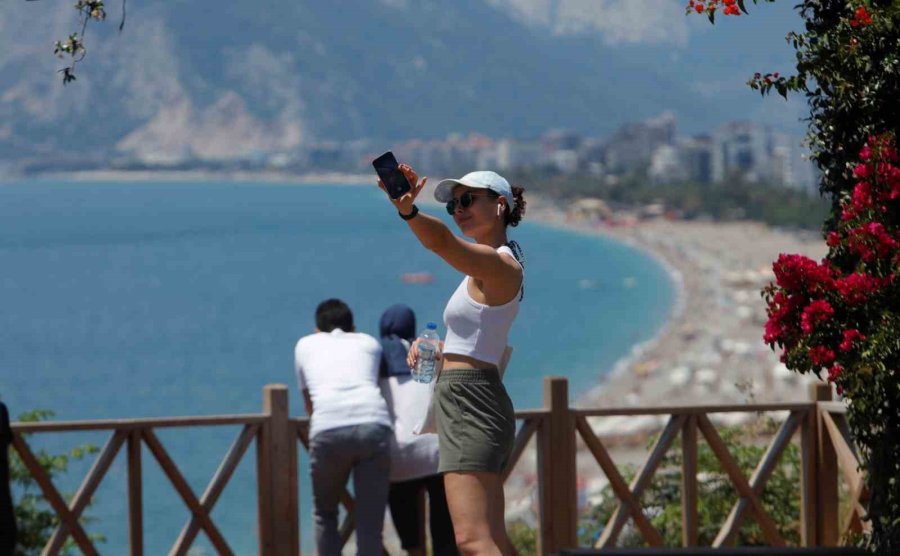 Güneşi Gören Antalyalılar Konyaaltı Sahili’ni Doldurdu