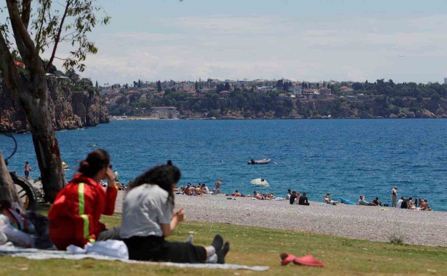 Güneşi Gören Antalyalılar Konyaaltı Sahili’ni Doldurdu