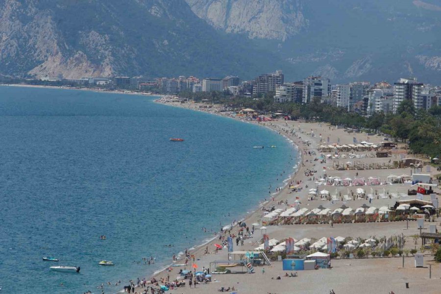 Güneşi Gören Antalyalılar Konyaaltı Sahili’ni Doldurdu