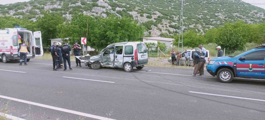 Antalya’da Trafik Kazası: 1 Ölü, 3 Yaralı