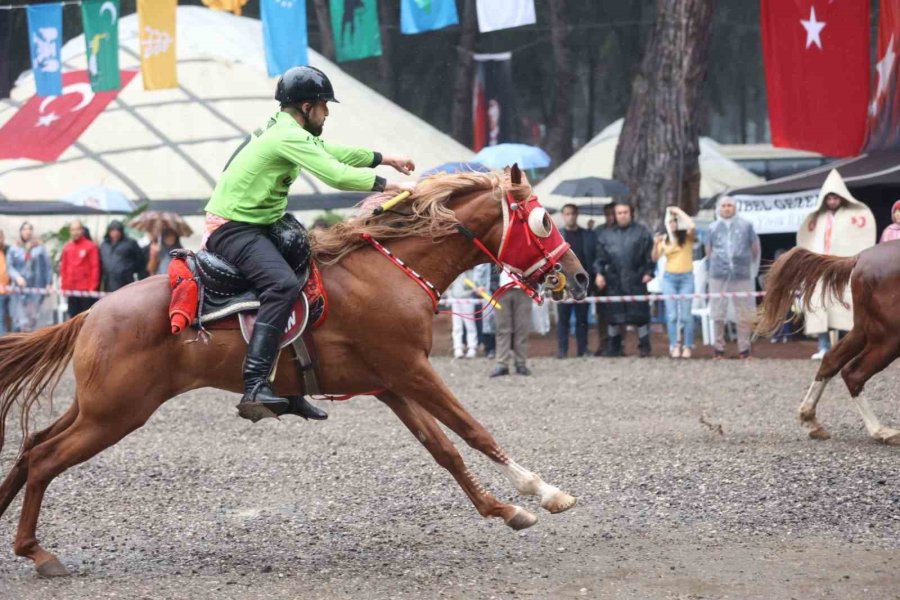 4. Uluslararası Antalya Yörük Türkmen Festivali’nde Funda Arar Coşkusu