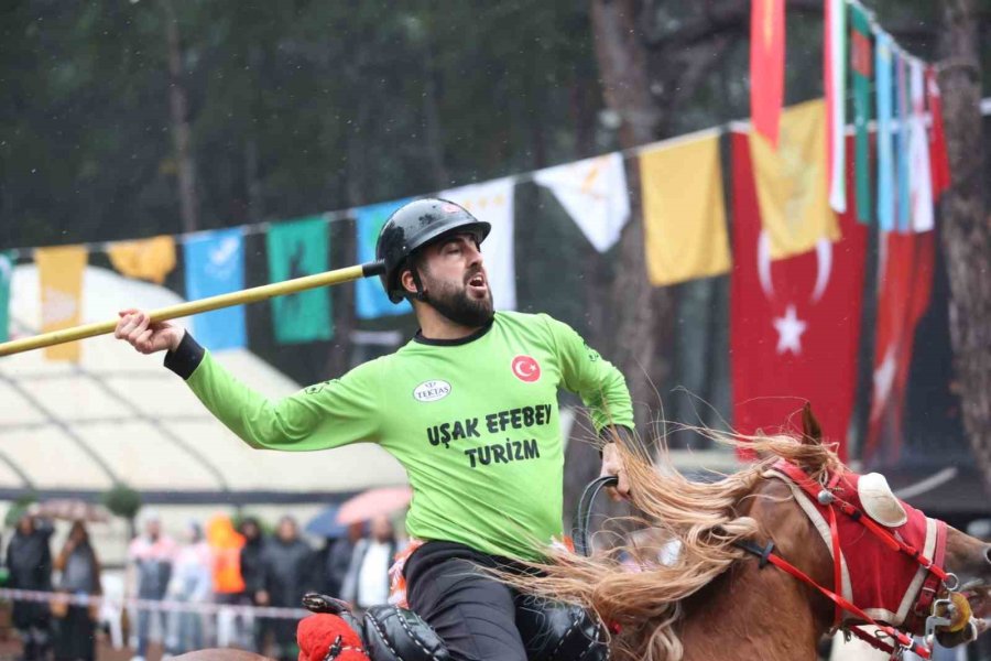 4. Uluslararası Antalya Yörük Türkmen Festivali’nde Funda Arar Coşkusu
