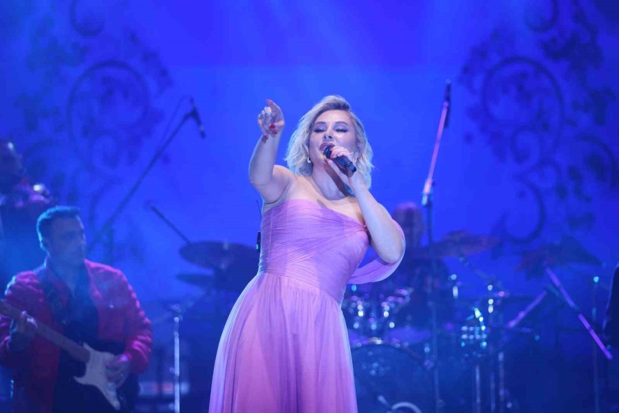 4. Uluslararası Antalya Yörük Türkmen Festivali’nde Funda Arar Coşkusu