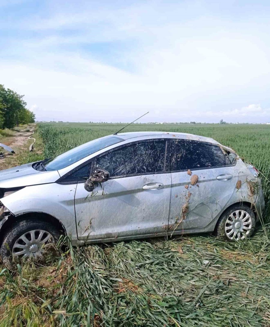 Karaman’da Otomobil Tarlaya Devrildi: 1 Yaralı