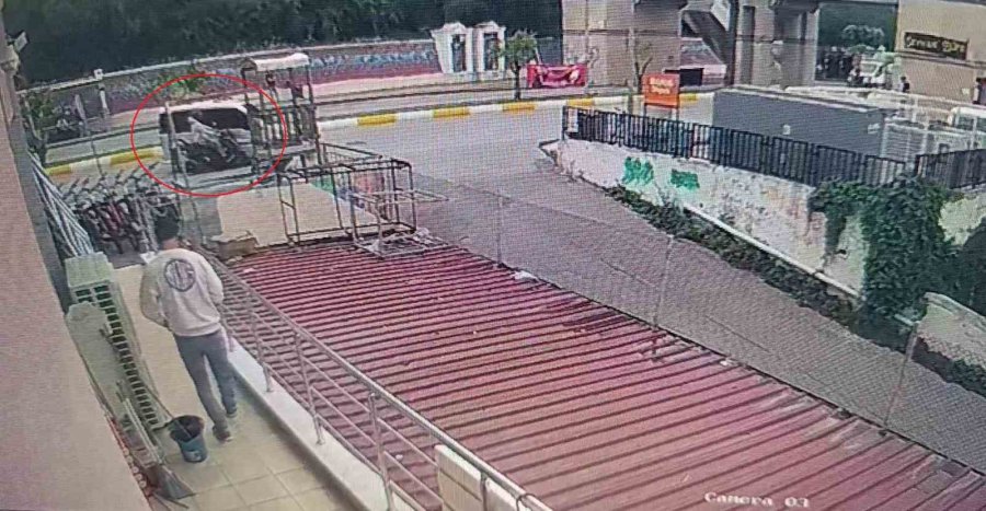 Motosiklet Önce Otomobile, Ardından Da Duvara Çarptı