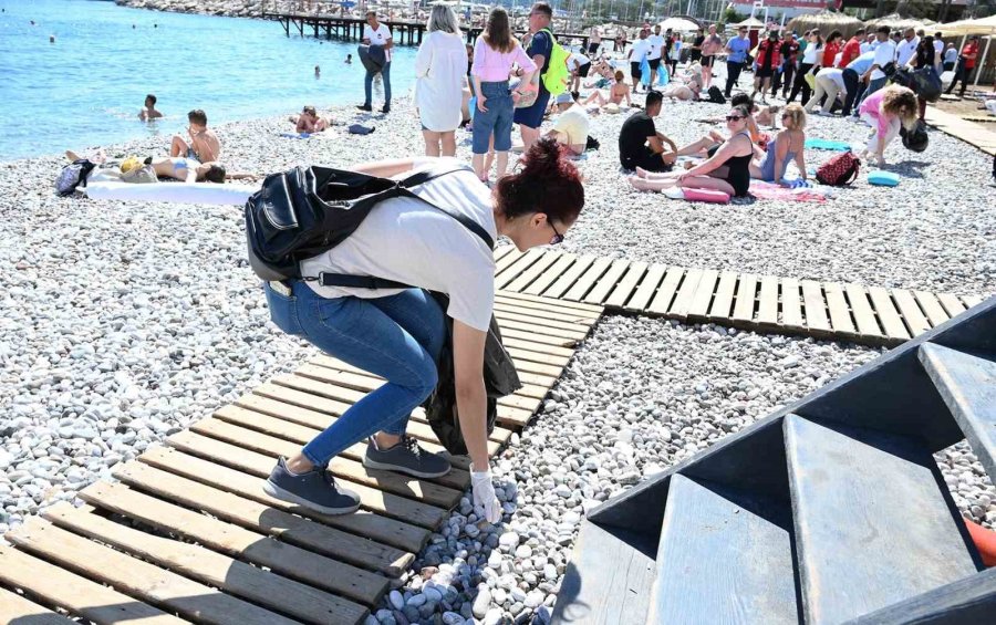 Kemer’de Deniz Dibi Ve Sahil Temizliği Etkinliği