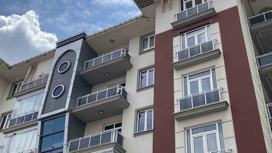 Apartmanın 5’inci Katından Düşen 2 Yaşındaki Çocuk Hayatını Kaybetti