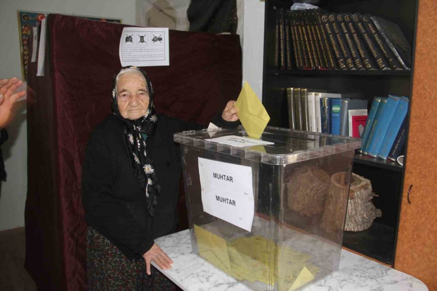 Konya’da Mahalle Sakinleri Muhtarlarını Seçmek İçin Sandık Başına Gitti