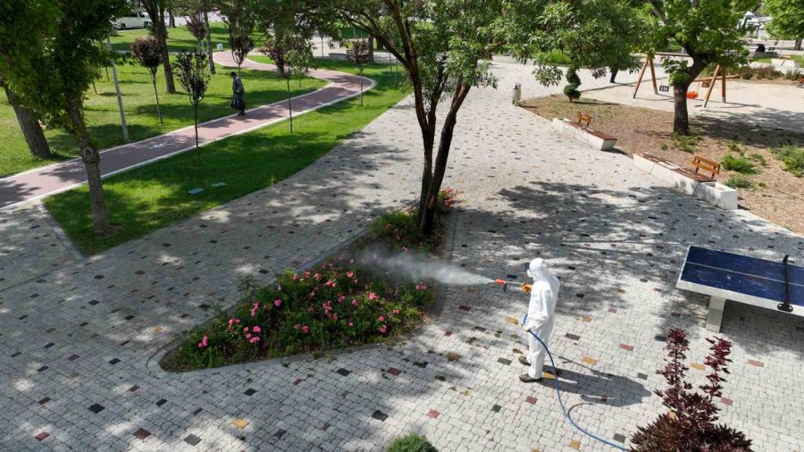 Selçuklu’da Yeşil Alanları İlaçlama Çalışmaları Devam Ediyor