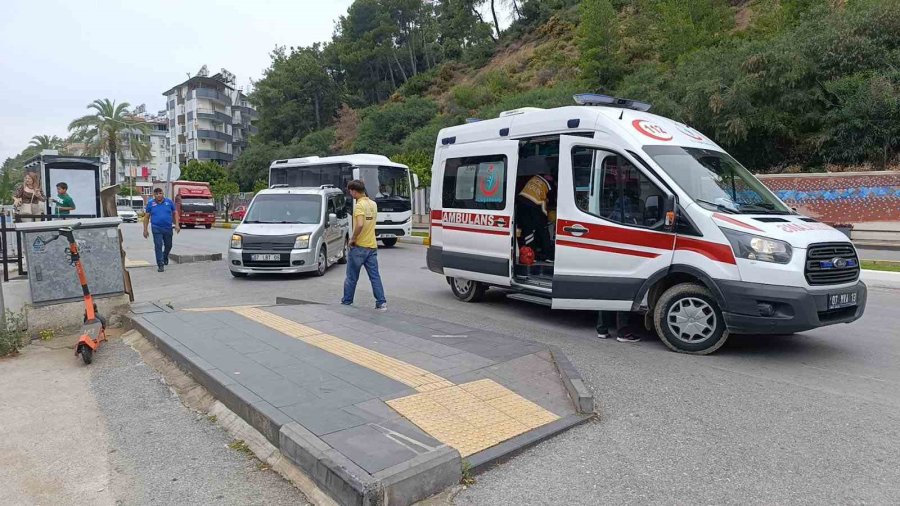 Motosiklet Önce Otomobile, Ardından Da Duvara Çarptı