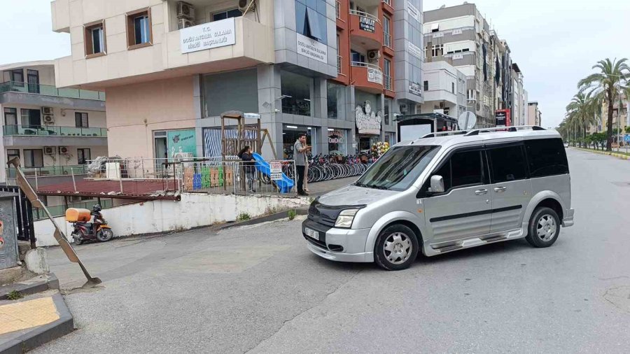 Motosiklet Önce Otomobile, Ardından Da Duvara Çarptı