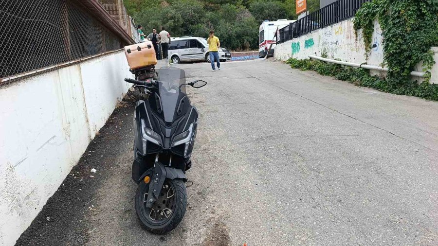 Motosiklet Önce Otomobile, Ardından Da Duvara Çarptı
