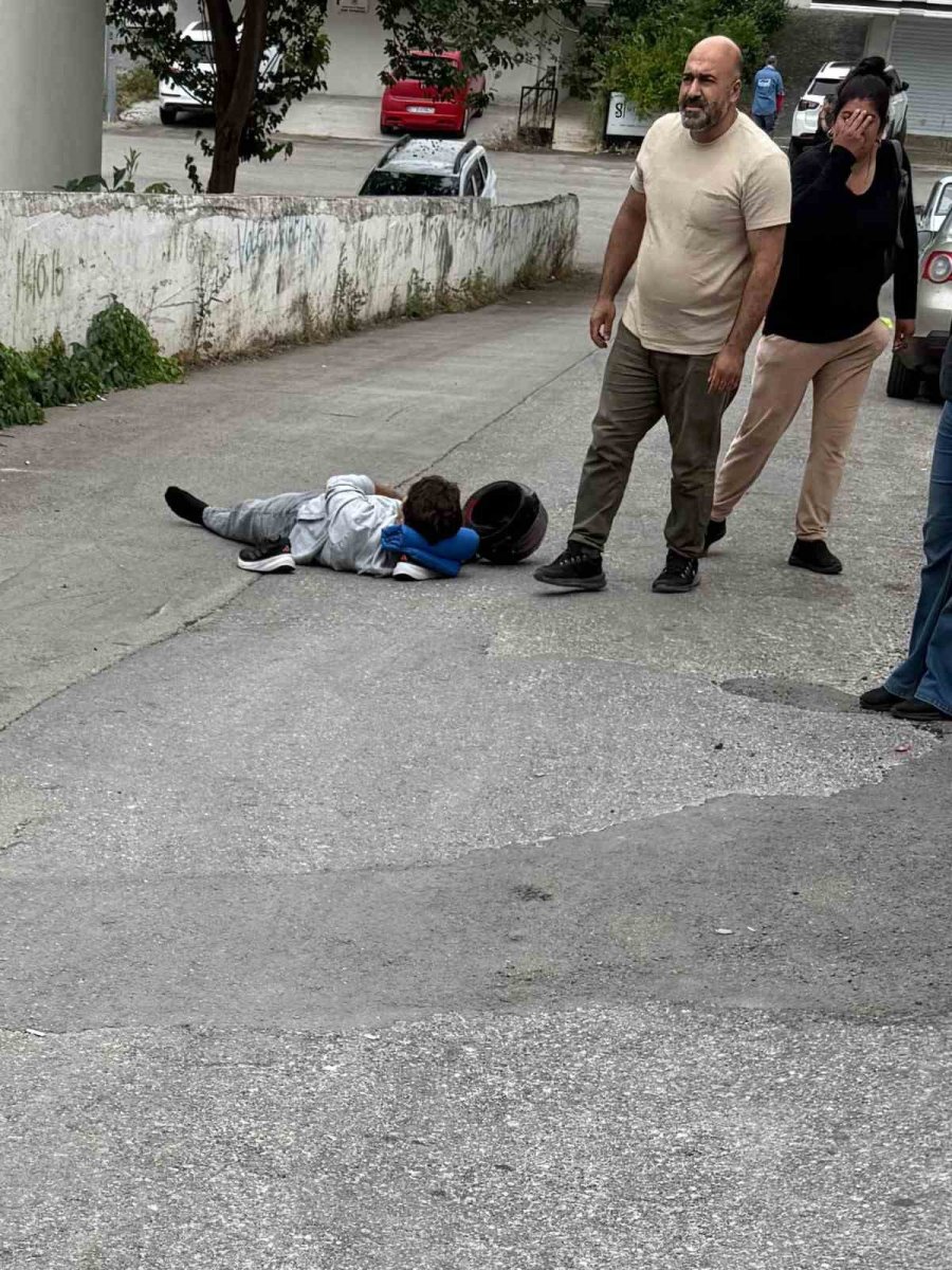 Motosiklet Önce Otomobile, Ardından Da Duvara Çarptı