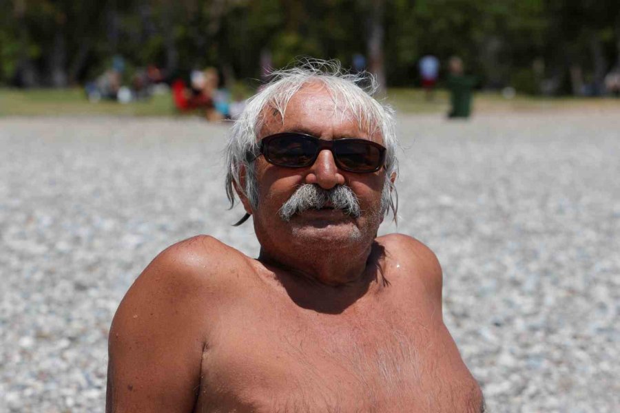 Güneşi Gören Antalyalılar Konyaaltı Sahili’ni Doldurdu