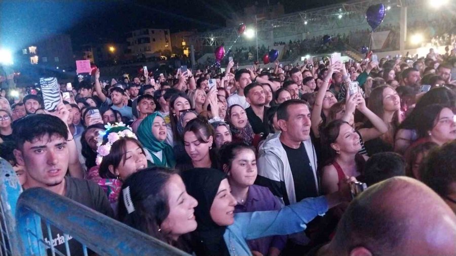 Mut Kayısı Festivalinde Sanatçı Bilal Sonses Ve Zeynep Bastık Hayranlarını Coşturdu