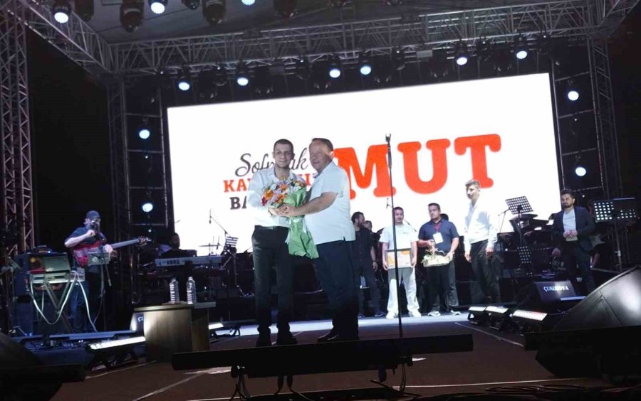 Mut Kayısı Festivalinde Sanatçı Bilal Sonses Ve Zeynep Bastık Hayranlarını Coşturdu