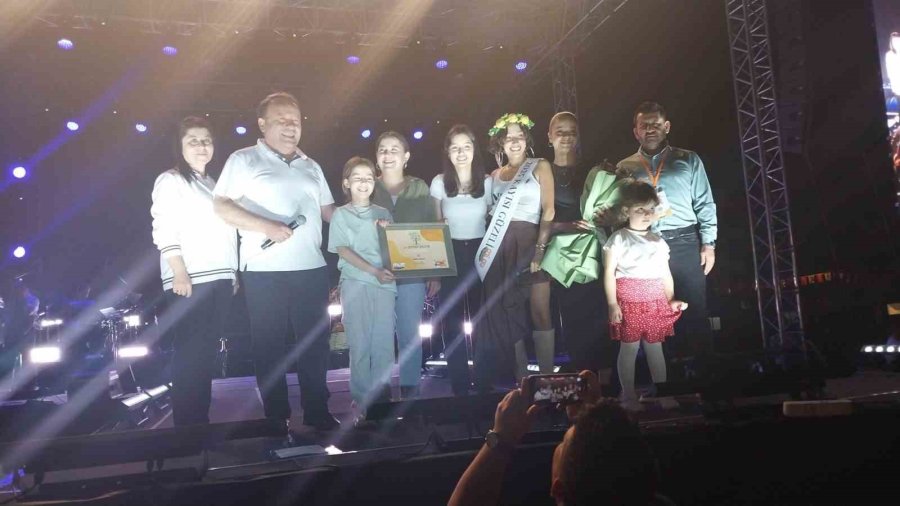 Mut Kayısı Festivalinde Sanatçı Bilal Sonses Ve Zeynep Bastık Hayranlarını Coşturdu