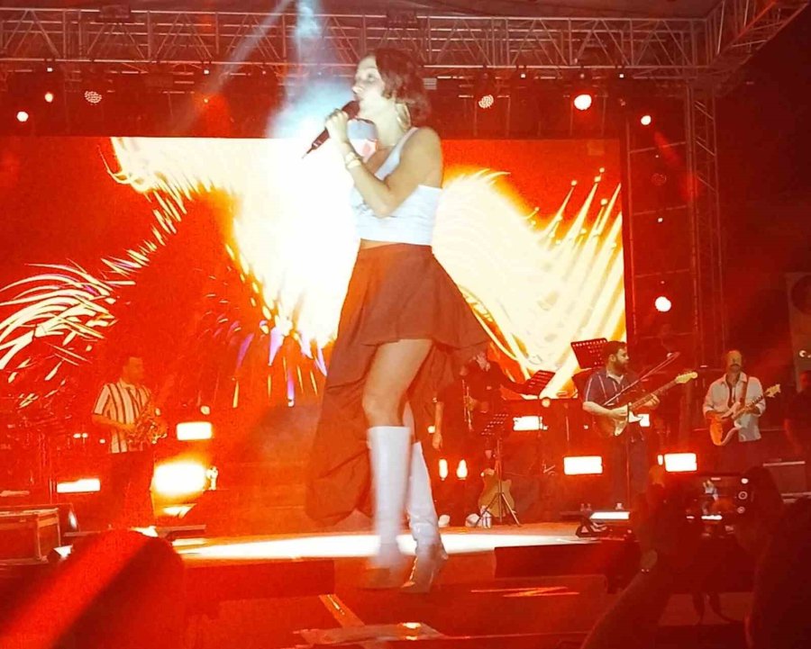 Mut Kayısı Festivalinde Sanatçı Bilal Sonses Ve Zeynep Bastık Hayranlarını Coşturdu