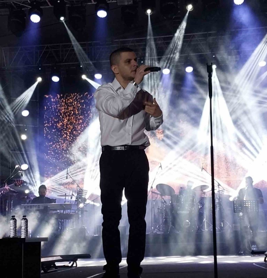 Mut Kayısı Festivalinde Sanatçı Bilal Sonses Ve Zeynep Bastık Hayranlarını Coşturdu