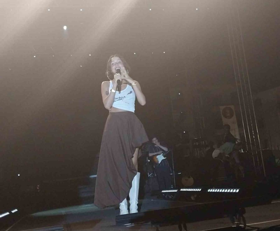 Mut Kayısı Festivalinde Sanatçı Bilal Sonses Ve Zeynep Bastık Hayranlarını Coşturdu