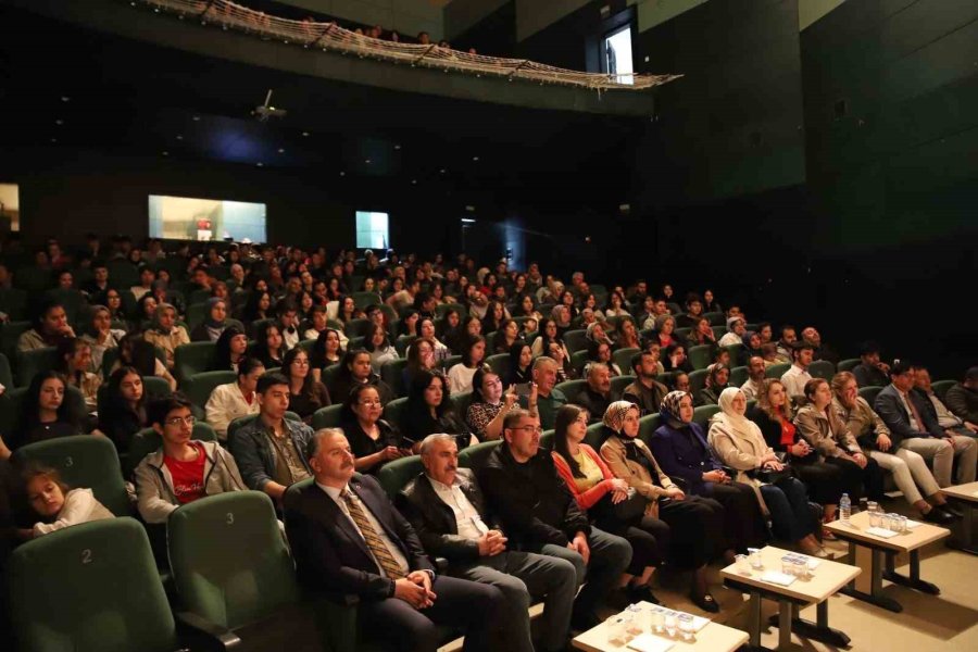 ’bir Gönül Yolculuğu Yunus Emre’ Oyunu İzleyicilerden Tam Not Aldı