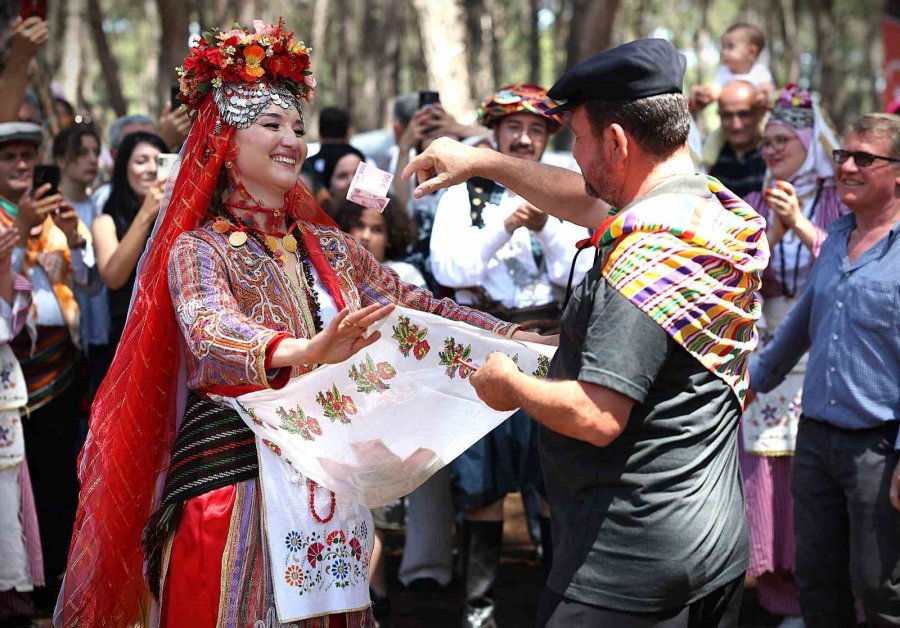 4. Uluslararası Yörük Türkmen Festivali’nde Genç Çifte Yörük Gelenekleriyle Kına Töreni