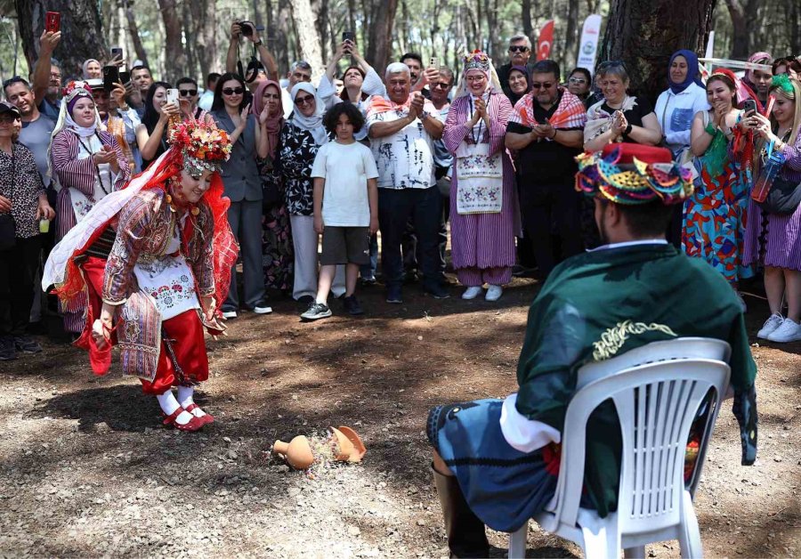 4. Uluslararası Yörük Türkmen Festivali’nde Genç Çifte Yörük Gelenekleriyle Kına Töreni