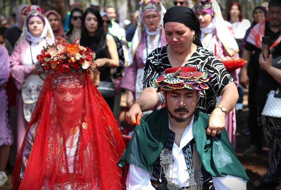 4. Uluslararası Yörük Türkmen Festivali’nde Genç Çifte Yörük Gelenekleriyle Kına Töreni