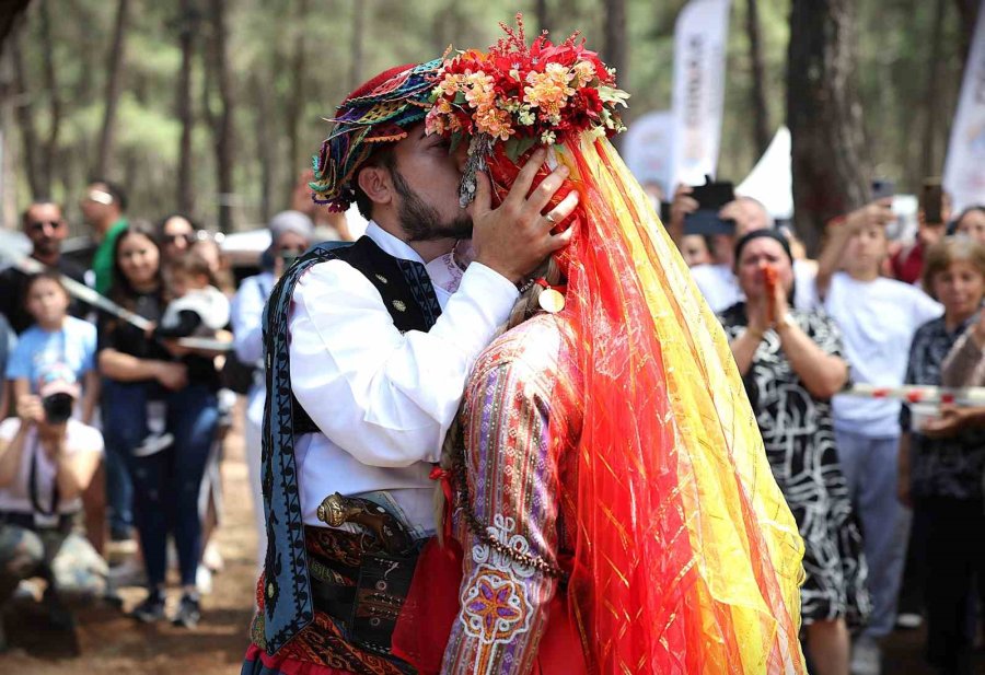 4. Uluslararası Yörük Türkmen Festivali’nde Genç Çifte Yörük Gelenekleriyle Kına Töreni